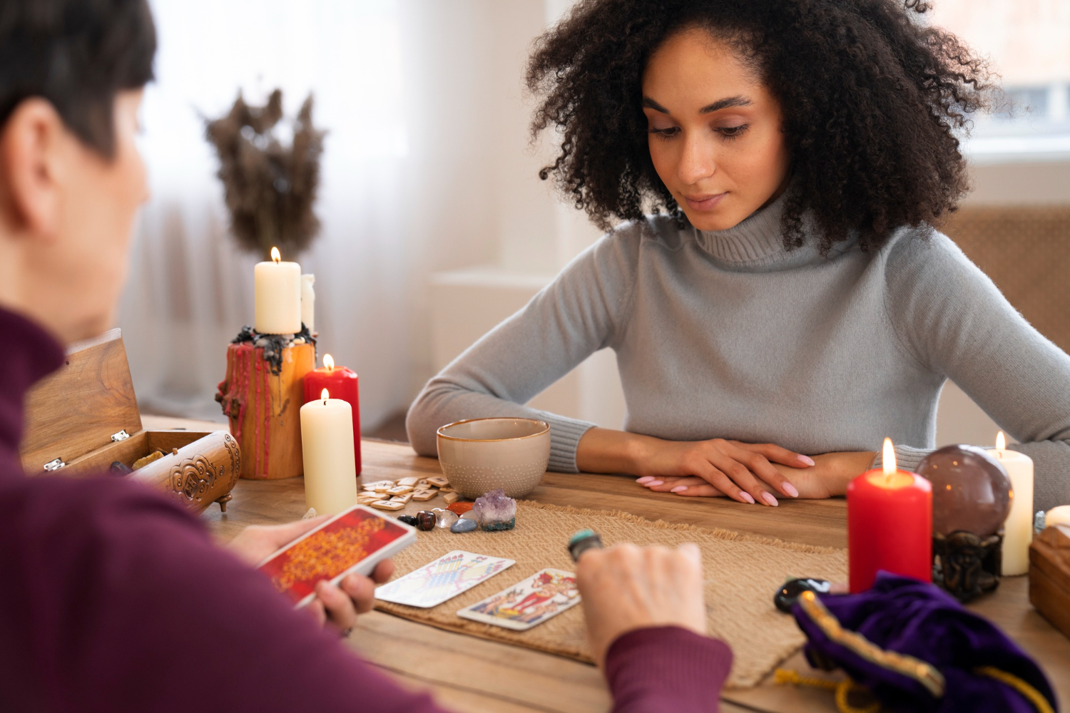 jeune femme tirage de cartes tarot