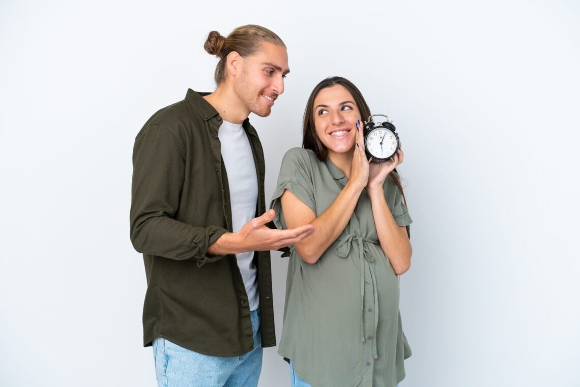 Un couple regarde ensemble une horloge numérique affichant 04 h 04, évoquant une réflexion sur leur relation amoureuse.