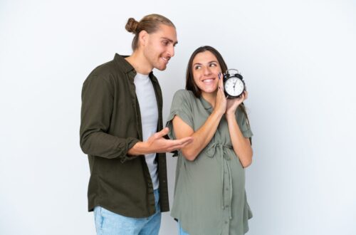 Un couple regarde ensemble une horloge numérique affichant 04 h 04, évoquant une réflexion sur leur relation amoureuse.